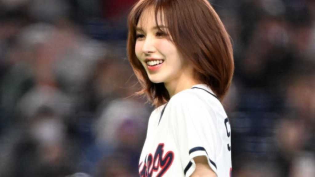 WBC韓国VSチェコ戦で、Red Velvetのウェンディが始球式を務め、韓国が勝利。