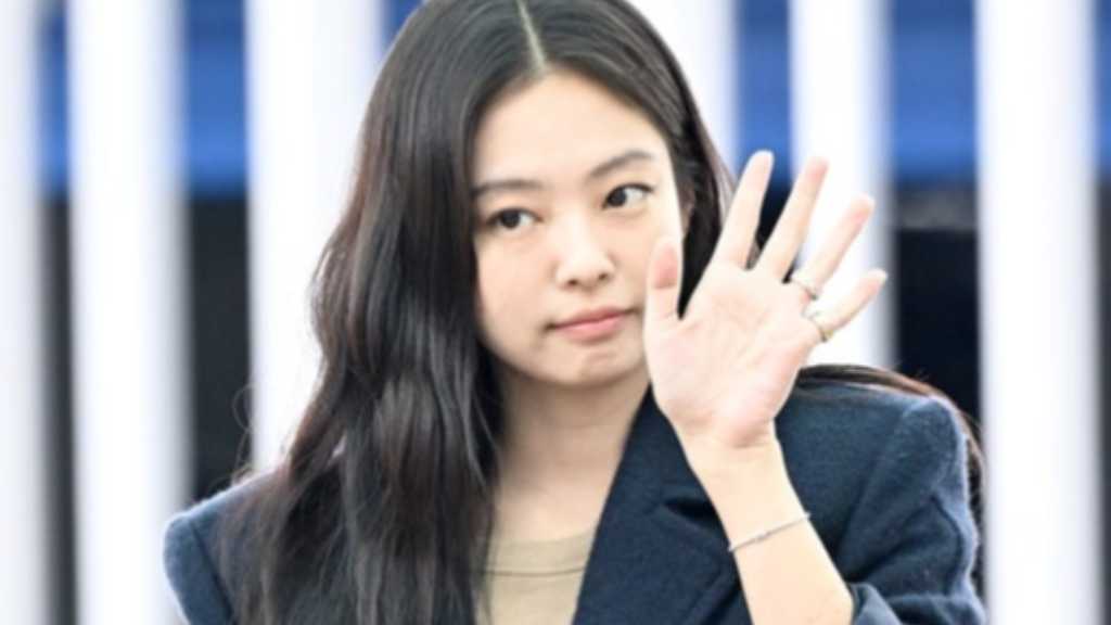 On the morning of the 4th, BLACKPINK's Jennie left for France via Incheon International Airport to attend a fashion show.