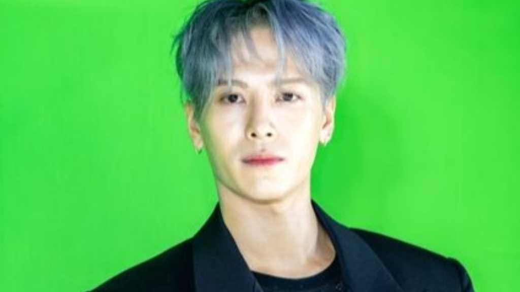 GOT7のジャクソンが食中毒で救急搬送され、ファンサイン会が中止に。所属事務所は回復を願い、日程調整を行うと発表。