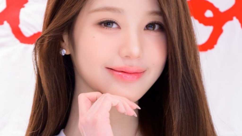 Wonyoung from IVE attended the ROLAROLA flagship store opening in Seoul and was named local ambassador for Kérastase in Japan.