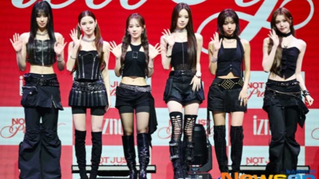 izna held a showcase for their 2nd mini-album 'Not Just Pretty' in Seoul, featuring diverse genres and produced by TEDDY.
