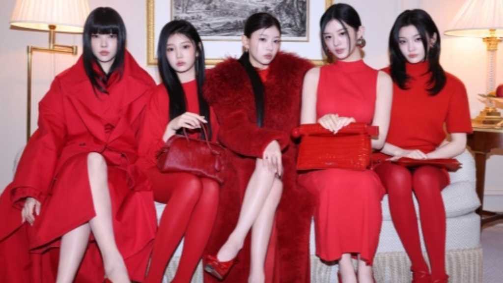 ILLITがパリファッションウィークで「JACQUEMUS」のショーに参加し、レッドの衣装で注目を集めた。