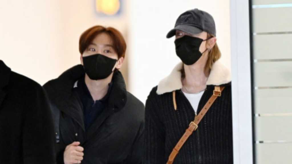 SEVENTEEN's Seungkwan and DK returned to Incheon after completing their overseas schedule. They also released a new MV for 'Blue.'