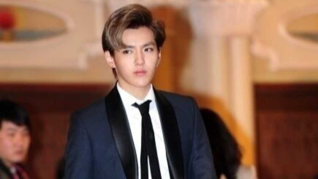 Rumors of Chris from EXO's death spread, but Chinese media and police deny them, calling them fake news and urging caution.