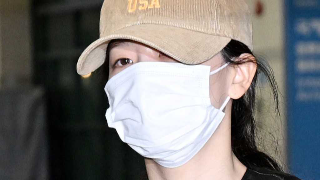 Red Velvet's Seulgi, Joy, and Irene return to Korea after the SMTOWN LIVE concert in Bangkok, while NCT's Johnny shares his thoughts on a new show.