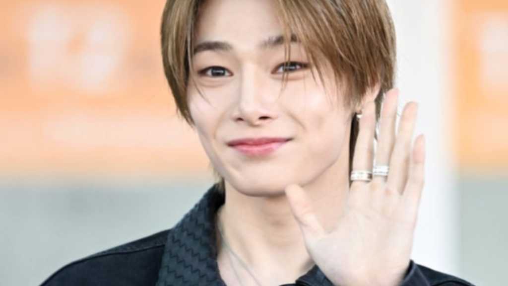 I.N from Stray Kids flew to Italy for Milan Fashion Week. He also donated 100 million won for his birthday and appeared at a concert.