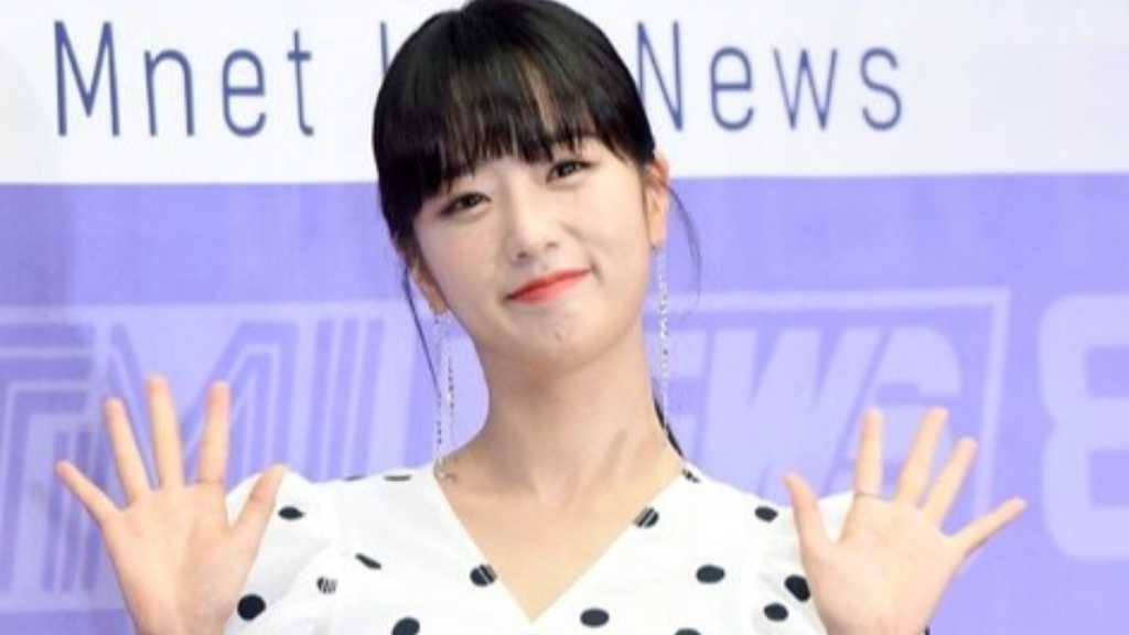 Yoon Bomi of Apink shares her marriage news in a heartfelt letter to fans, expressing gratitude and detailing her relationship journey.