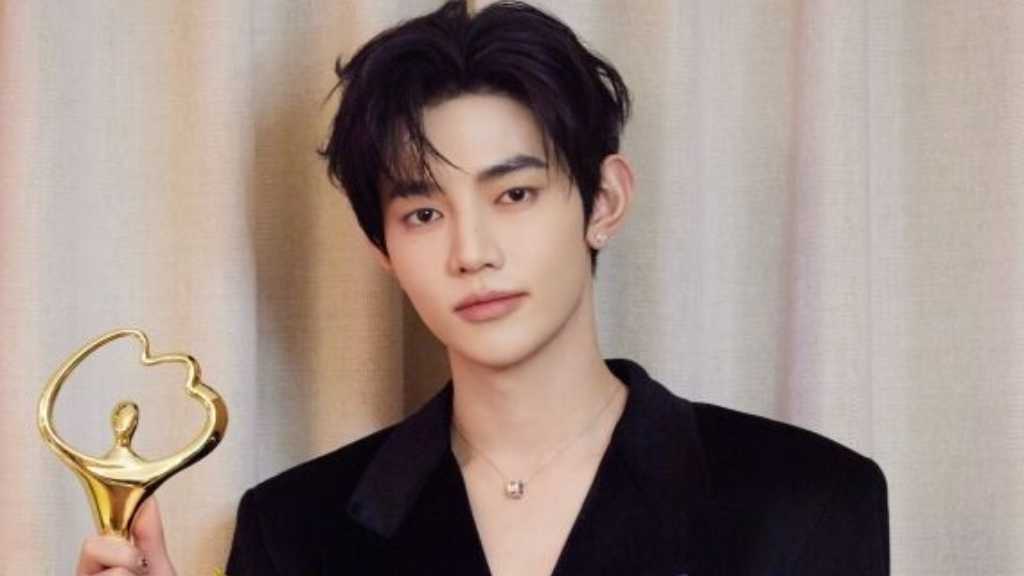 ZEROBASEONEのジャン・ハオが「Weibo年度熱度歌手」を受賞し、K-POP歌手としての人気を証明した。