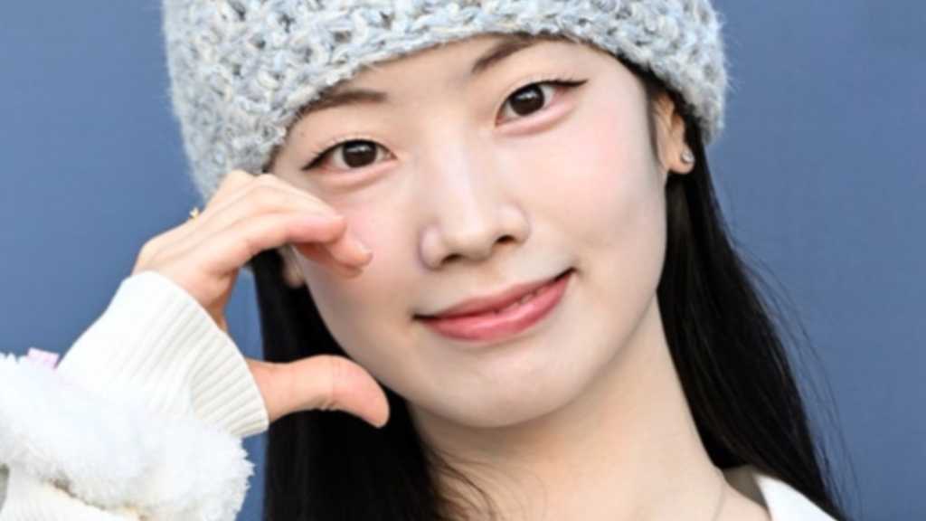 Dahyun from TWICE and Ha Suk-jin headed to SBS for a radio show. They also attended a VIP screening of the movie 'Full Speed Ahead.'