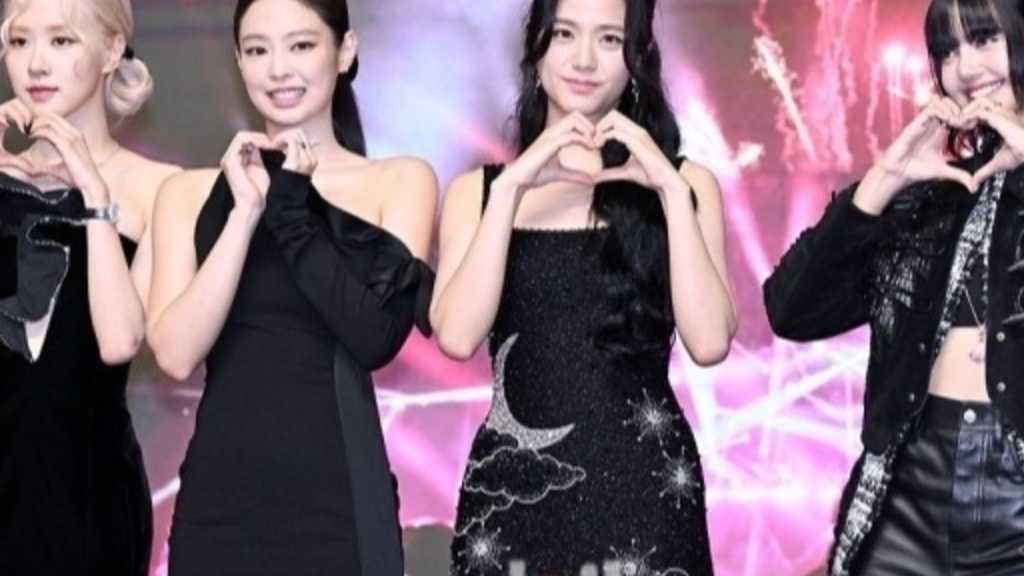 BLACKPINKがニューアルバムの制作を進めており、12月中旬に発売予定。詳細は公式発表を待つ。