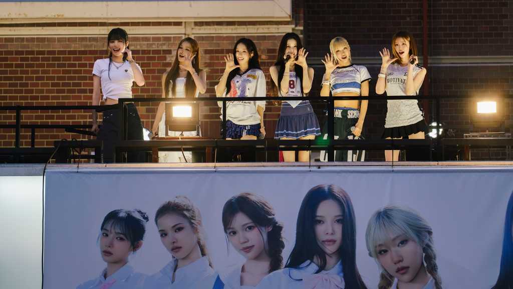 izna held a surprise event in Shinjuku on their Japan debut day, premiered “DUMB HOT!” and performed for excited fans.