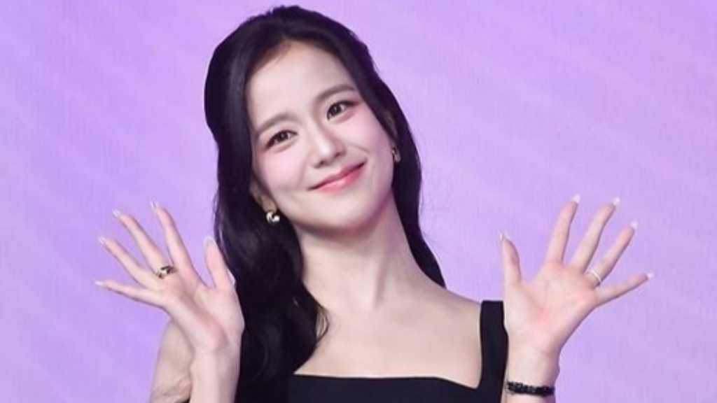 BLACKPINKのジスの衣装返却問題について、デザイナーが詳細を説明し、ジスやYGを非難しない意図を強調した。