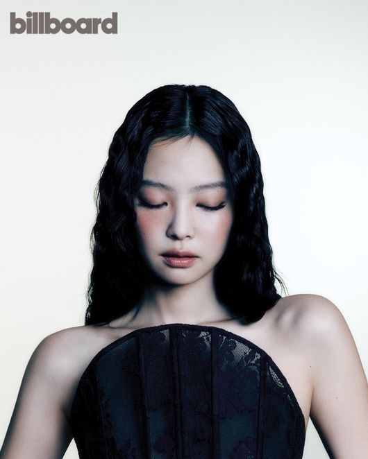 BLACKPINK JENNIE 表紙 シャネルブック
