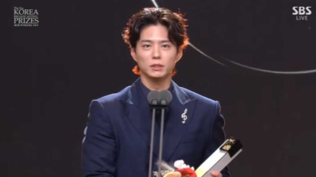 Actor Han Suk-kyu returns to MBC after 30 years, winning the Grand Prize for the drama 'Such a Close Betrayer' at the 52nd Korean Broadcasting Awards.
