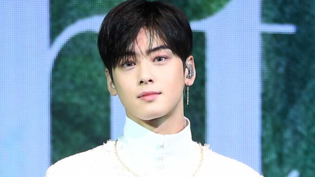Cha Eun-woo of ASTRO apologizes for causing concern over tax issues, reflecting on his responsibilities and commitment to resolve them.