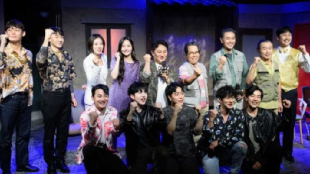 演劇「ソウルの星」の記者懇談会にSEVENUSのヒジェ、Dal★Shabetのウヒらが出席。MASCのヒジェとイレは新デュオ“SEVENUS”として活動開始。