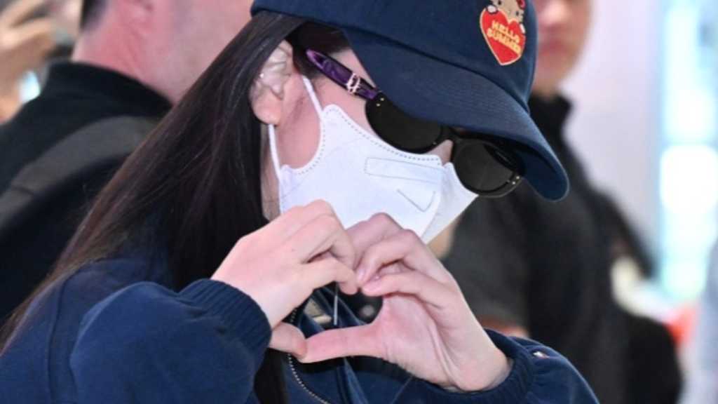 Jisoo of BLACKPINK returns to Korea after overseas schedules, having won the Rising Star Award at the Cannes International Series Festival.