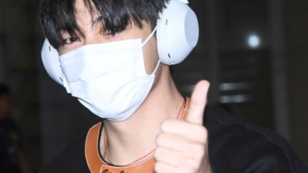 BTS's V returned to Korea after attending CELINE's fashion show in France, captivating fans with his visuals. BTS is working on new music.