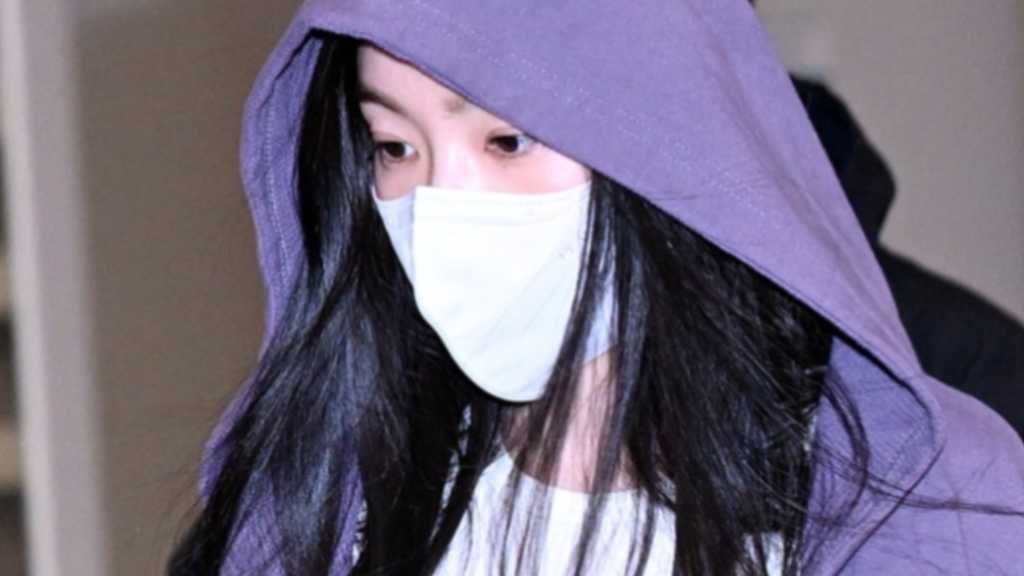 Irene of Red Velvet returns to Korea after completing her overseas schedule and celebrates her first solo win on 'Music Bank.'