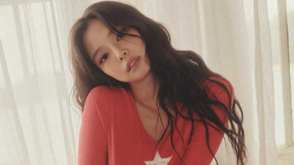 BLACKPINKのジェニーが「Frankies Bikinis」とコラボしたビーチウェアコレクションを発表。彼女の美的センスが反映されたアイテムが揃う。