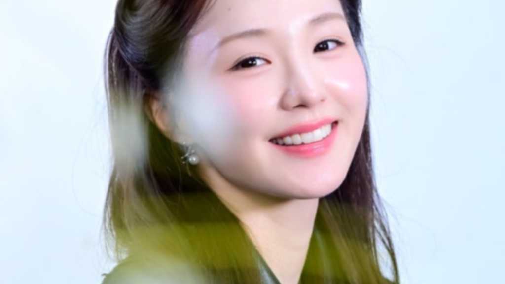 Nana from WOOAH held a photo session and interview for the drama 'Mire's Future,' focusing on self-discovery after first love.