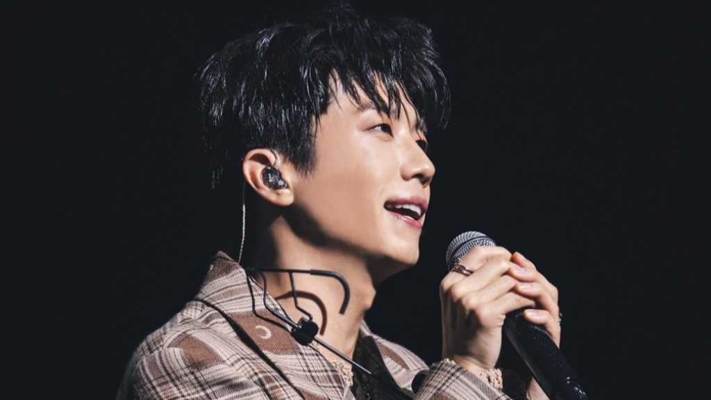 2PMのウヨンが日本ソロデビュー10周年を記念したコンサートを開催。新曲「Reason」を披露し、ファンへの感謝を語った。