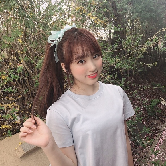 IZ*ONE 矢吹奈子、爽やかな近況写真を公開…可愛らしい笑顔で挨拶「久しぶりですね」 - Kstyle