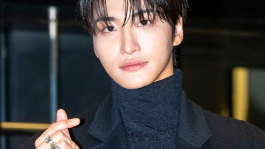 ATEEZ's SEONGHWA attended the SONGZIO fashion event in Seoul, showcasing his language skills and celebrating the group's 7th anniversary.
