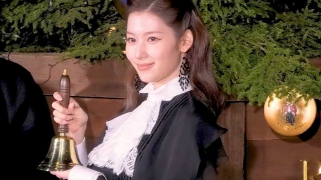 TWICEのサナが東京ミッドタウンでのツリー点灯式に登場。エレガントなドレス姿でファンを魅了し、特別な体験について語った。