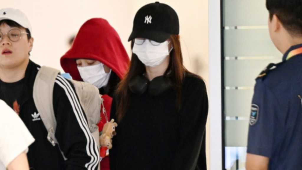 Jihyo and Nayeon of TWICE returned to Korea after their concert in the Philippines. TWICE announced additional tour dates and a new album.