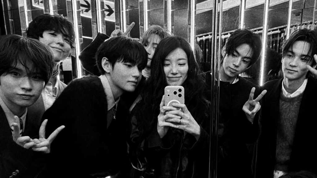 ペ・スジがBTSのV、パク・ボゴム、TWSとの写真をSNSで公開し、映画「失恋した人たちのための7時の朝食会」の公開を控えている。