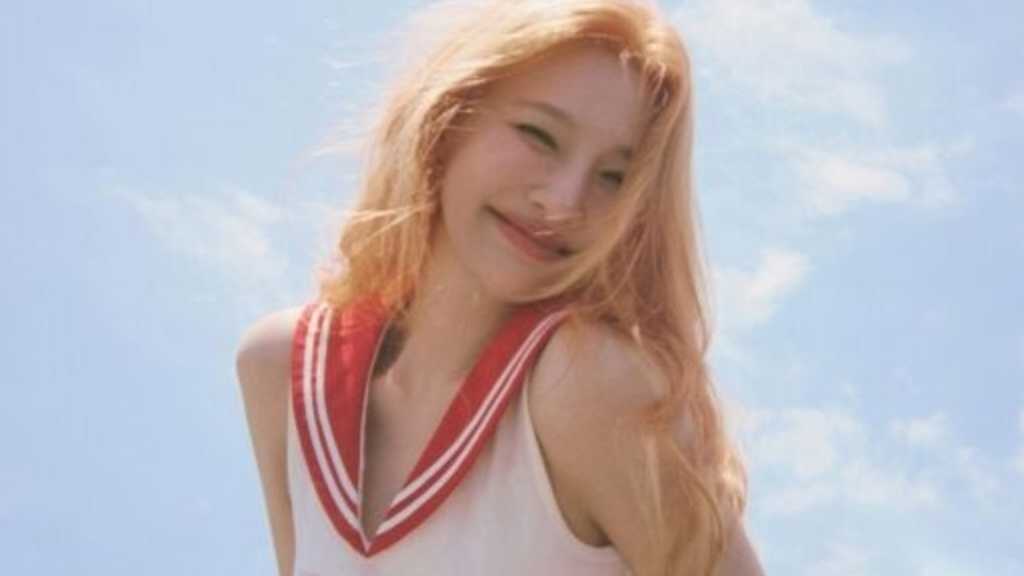 Joy of Red Velvet celebrates her debut mini-album with a live stream, introducing songs and sharing behind-the-scenes stories.