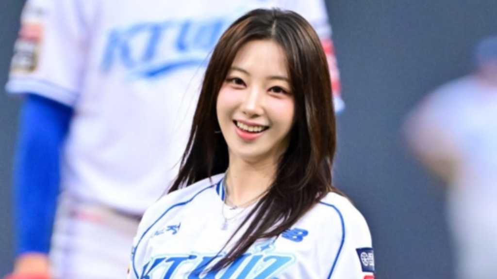 H1-KEY's Leena throws the first pitch at a KT Wiz game, followed by a celebratory performance. They also sign with CHOI CREATIVE LAB.