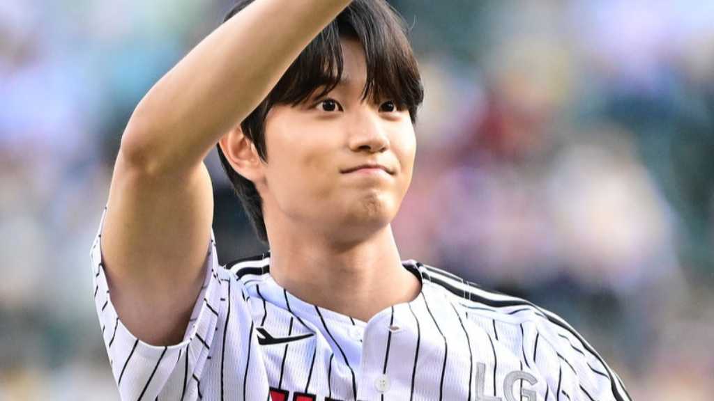 ソウルでの野球試合に俳優キム・ジェウォンが始球式に登場。少女時代や2PMのジュノも映画試写会に参加。