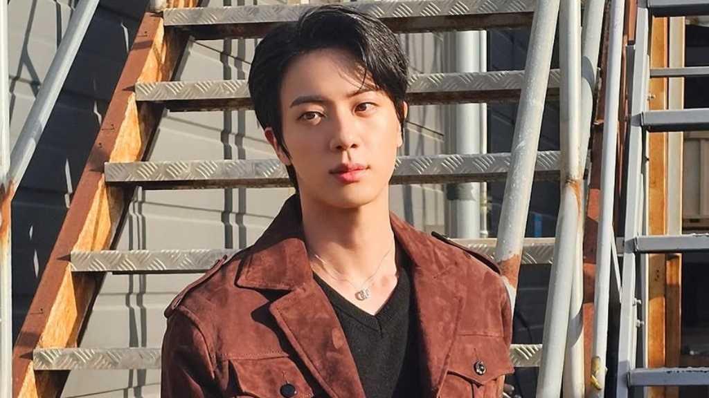 BTSのジンが近況をInstagramに投稿し、彫刻のようなビジュアルを披露。J-HOPEも称賛。3月20日にアルバム「ARIRANG」でカムバック。