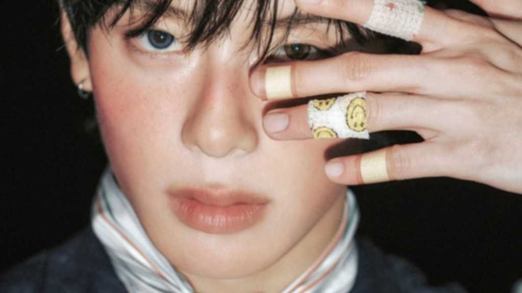 VERIVERYのカンミンが初のソロアルバム「Free Falling」を発表。緊張と期待を抱え、自身の物語を率直に語る。