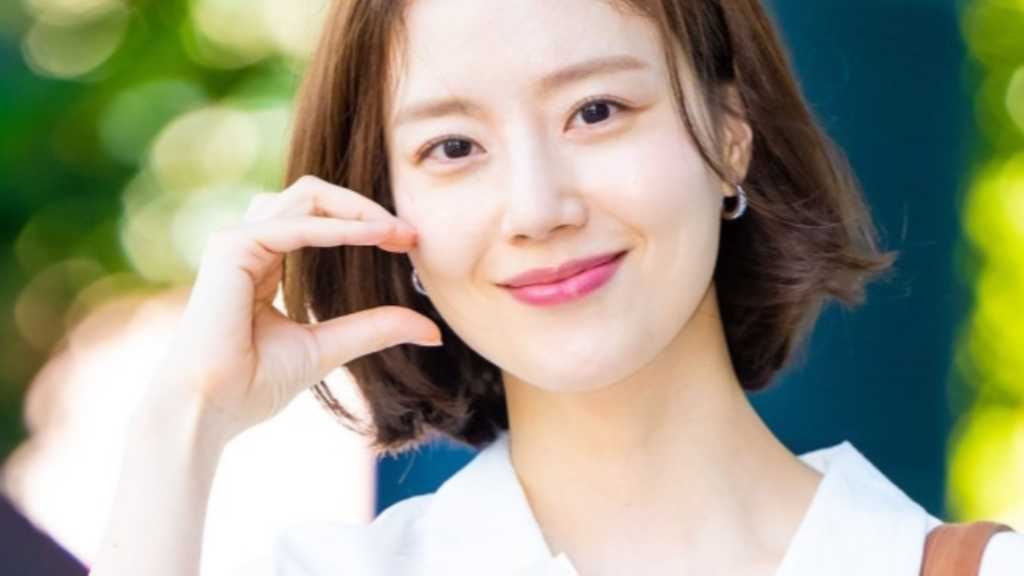 On the morning of the 11th, Moon Chae-won went to SBS Mokdong Broadcasting Center for her appearance on 'Park Ha-sun's Cine Town.'