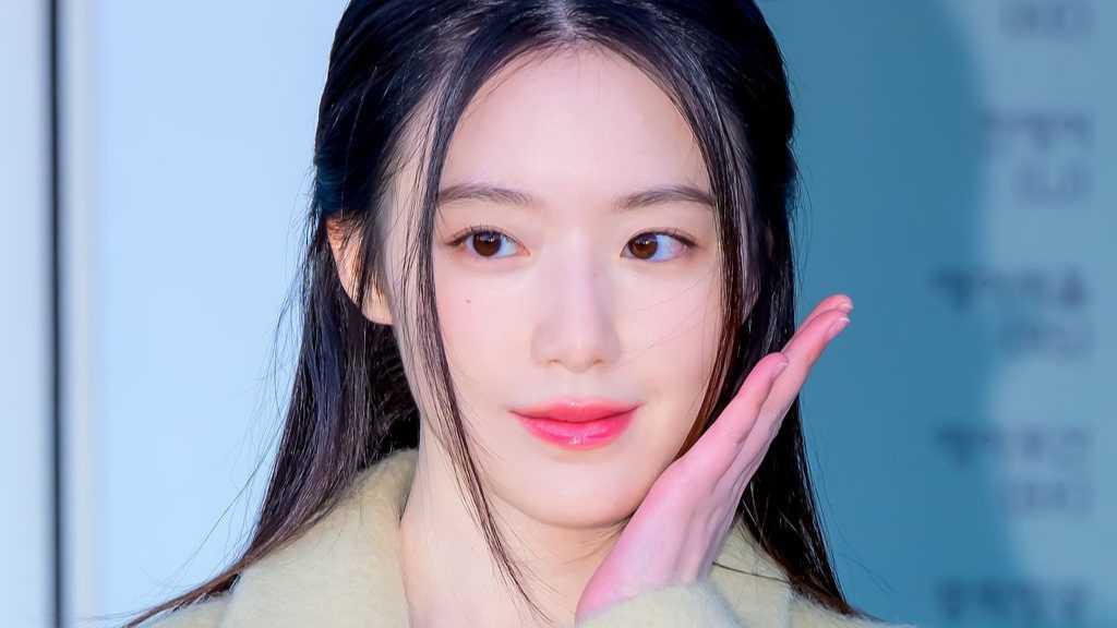 Shuhua from i-dle departs for Taiwan for the 10th Anniversary Asia Artist Awards, set for December 6-7 at Kaohsiung National Stadium.