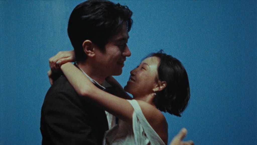 MAMAMOOのファサが新曲「Good Goodbye」のMVを公開。切ない表情と明るいダンスが対比され、俳優パク・ジョンミンとの共演が話題に。