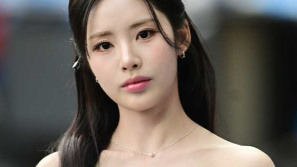 Park Ji-won from fromis_9 served as a reporter at the KBO game between LG Twins and Hanwha Eagles, alongside SBS's Shin Ye-won.