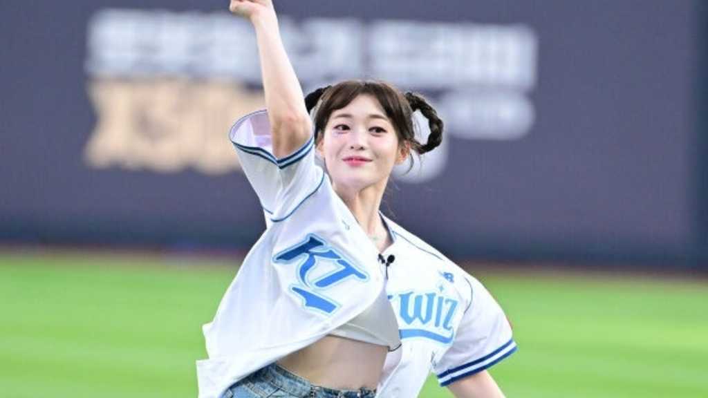 At the KT Wiz Park, comedian Na Hyun-young threw the first pitch at the KT Wiz vs. LG Twins game. A musical adaptation of a Japanese novel is coming to Korea.