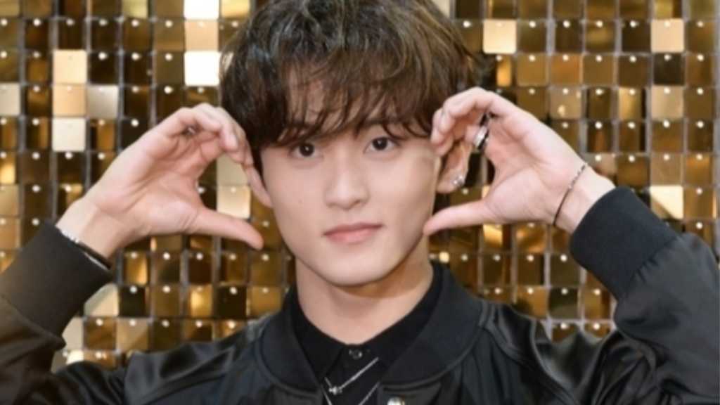 Former NCT member Mark showed his new Han River-view office, a two-story space for Upper Room, and shared plans for a listening party.