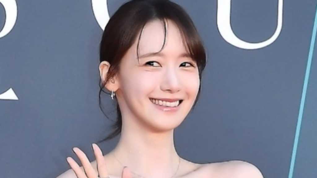 YoonA from Girls' Generation graced the red carpet at the 62nd Baeksang Arts Awards, alongside other stars and MCs Shin Dong-yup, Bae Suzy, and Park Bo-gum.