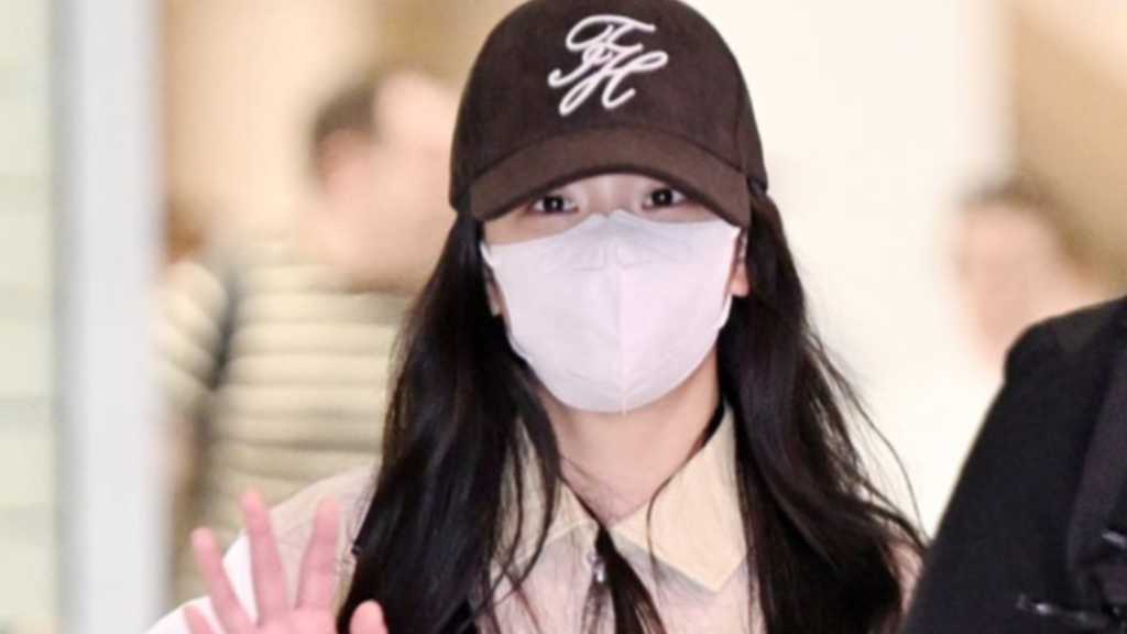 Jisoo of BLACKPINK returns to Incheon after overseas activities, gifts staff luxury bags, and stars in Netflix's 'Monthly Boyfriend'.