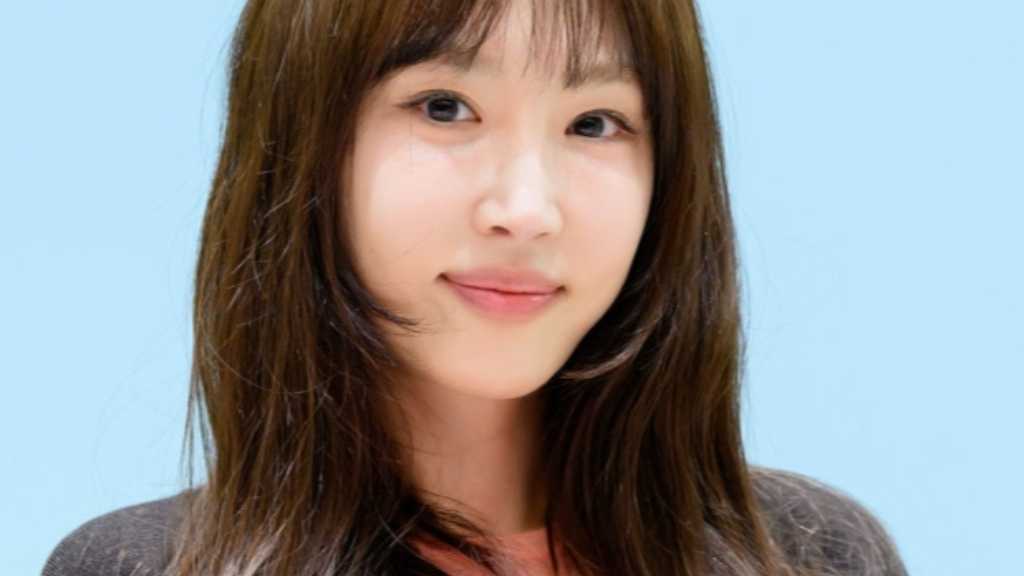 Kang Ye-won attended a pop-up event for the beauty brand atense at The Hyundai Seoul in Yeongdeungpo, Seoul.