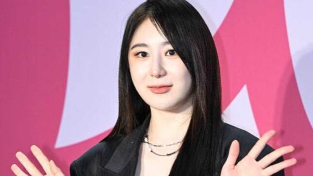 Lee Chaeyeon from IZ*ONE has left WM Entertainment after contract discussions, but support for her ongoing schedules will continue.