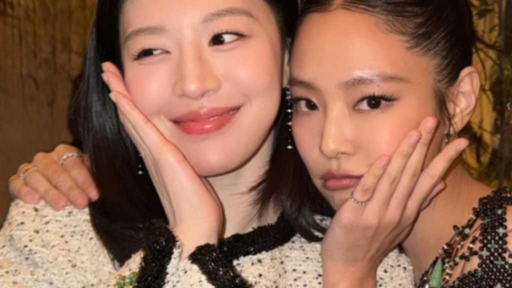 Jennie and Ko Yoon Jung attended the CHANEL 2026 Fall/Winter show in Paris, showcasing stunning outfits and capturing attention.
