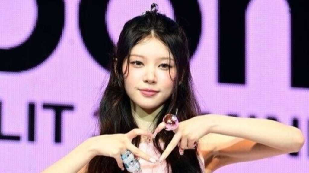 Moka of ILLIT makes a surprise return to the stage after health recovery, fulfilling a promise to fans, starting with 'Music Bank'.