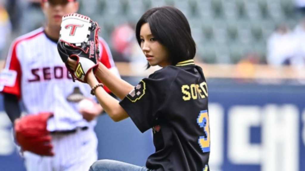 Soyeon from i-dle participated in the first pitch at a KBO game in Seoul and collaborated on new music with rapper Odetari.