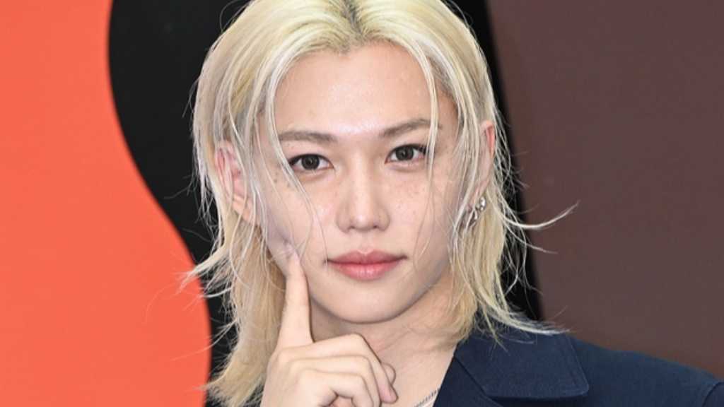 The launch of Lotte's prebiotic soda 'Happiz' featured Stray Kids' Felix and other stars, discussing potential Wanna One reunion.